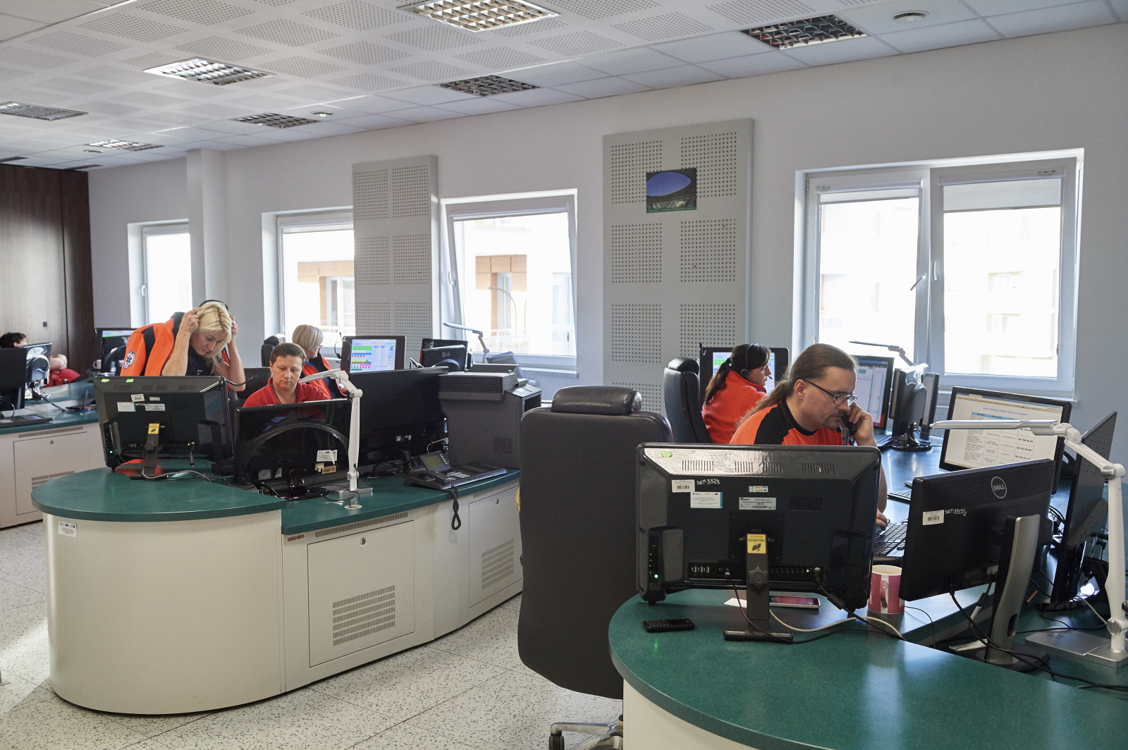 Przez całą dobę dyspozytorzy medyczni odbierają ponad 800 połączeń telefonicznych, z czego ponad 500 jest zakończone zadysponowaniem zespołu ratownictwa medycznego...