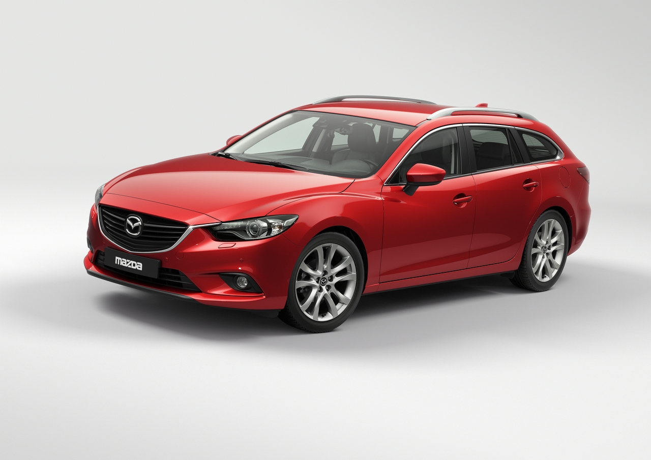 Nowy silnik wysokoprężny SKYACTIV-D będzie osiągnął współczynnik sprężania wynoszący 14,0:1. Zdaniem inżynierów jest to najlepszy wynik w historii dla silnika wysokoprężnego - oznacza on dwudziestoprocentowy spadek zużycia paliwa oraz wyjątkowo czysty proces spalania. Nowy silnik Mazdy SKYACTIV-D spełnia przyszły standard emisyjny Euro 6. Konstruktorzy chwalą się, że dwustopniowa turbosprężarka zapewnia równomierną i płynną reakcję zarówno przy niskich, jaki i wysokich prędkościach obrotowych silnika oraz zwiększa zakres przedziału prędkości obrotowych silnika do 5200 obr/min, przy których moment obrotowy osiąga maksymalne wartości. Silnik Diesla SKYACTIV-D 2.2 będzie dostępny w dwóch wersjach mocy. Obie spełniają europejskie normy emisji spalin Euro 6. Nowe kombi będzie też dostępne z silnikami benzynowymi z bezpośrednim wtryskiem - SKYACTIV-G 2.0 i SKYACTIV-G 2.5