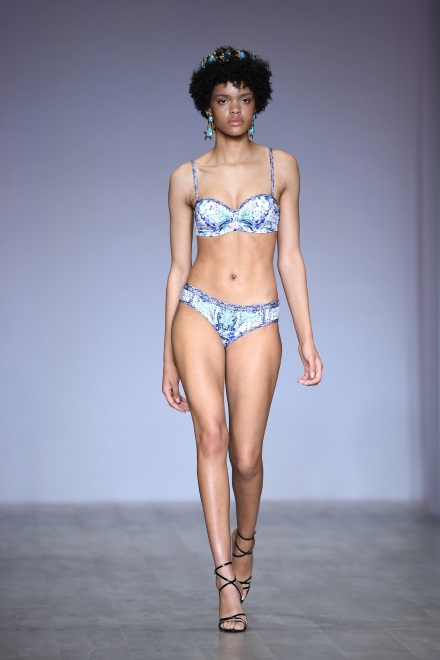 Pokaz kolekcji strojów kąpielowych Aqua Blu podczas Mercedes-Benz Fashion Week w Sydney