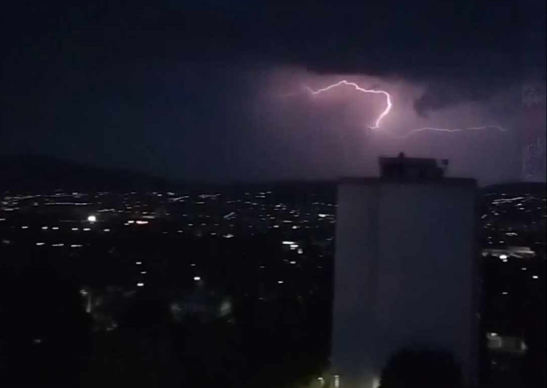 Így csapott le éjjel a pusztító vihar – Még nincs vége, kiadták a riasztást: mutatjuk, hol szakadhat le napközben az ég – fotók, videók