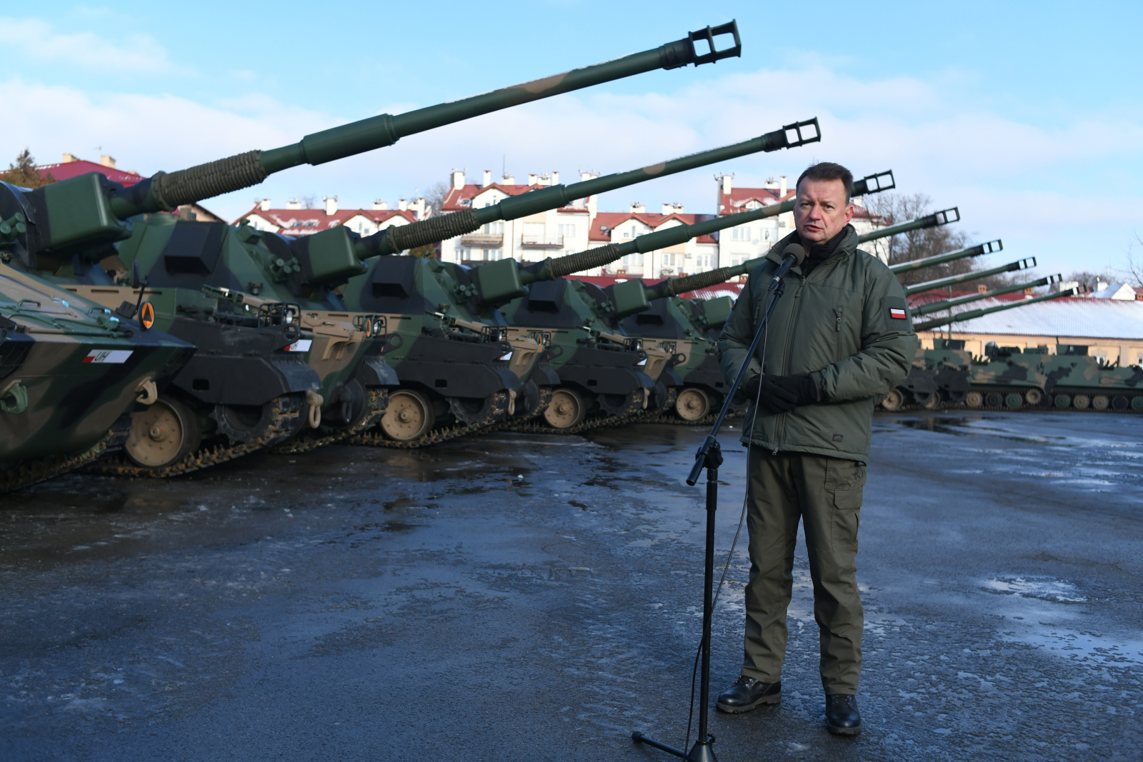 Minister obrony narodowej Mariusz Błaszczak podczas uroczystości przekazania haubic KRAB żołnierzom 18. Dywizji Zmechanizowanej im. gen. broni. Tadeusza Buka