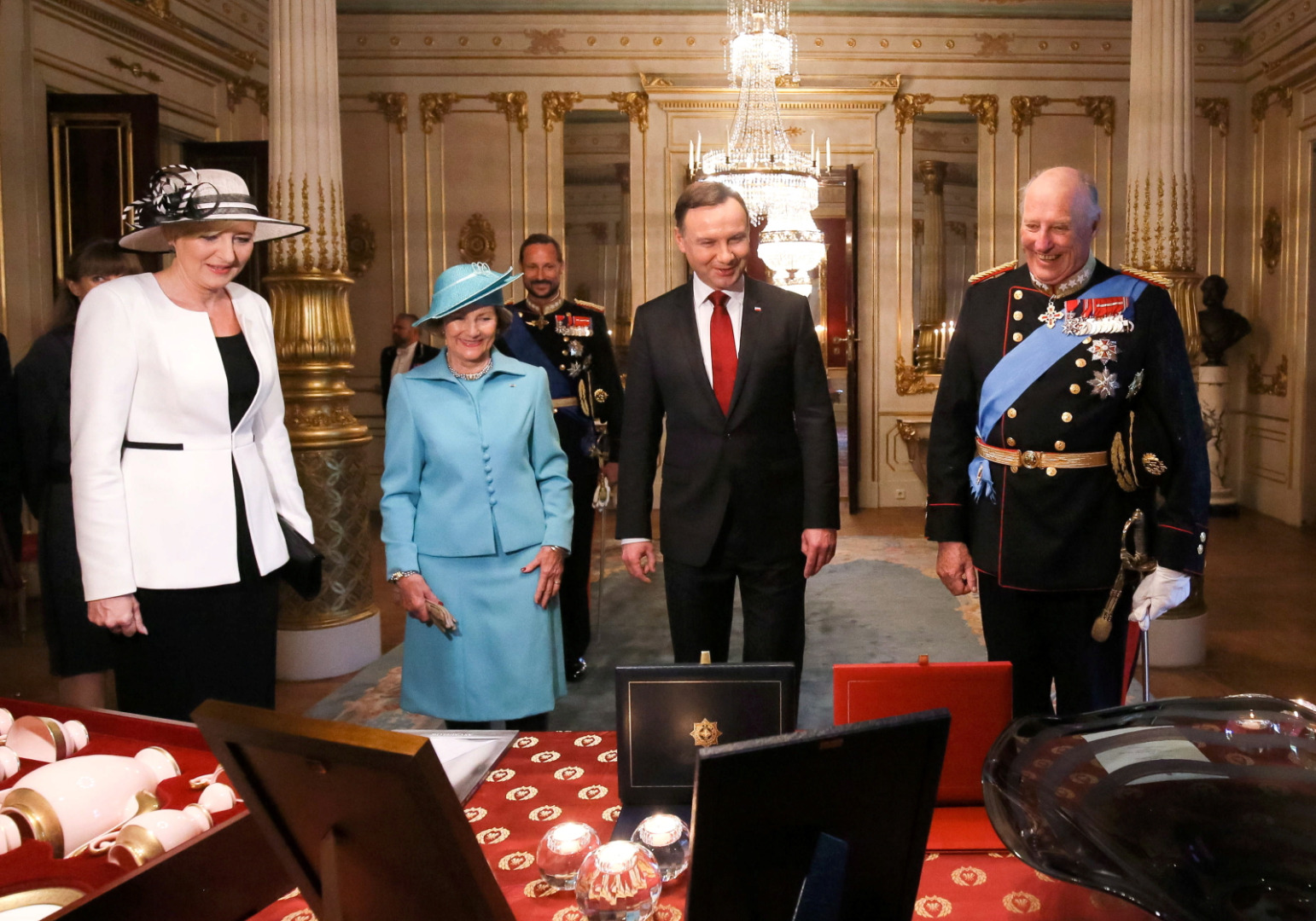 Prezydent Andrzej Duda z żoną Agatą Kornhauser-Dudą, król Norwegii Harald V (P) z królową Sonją