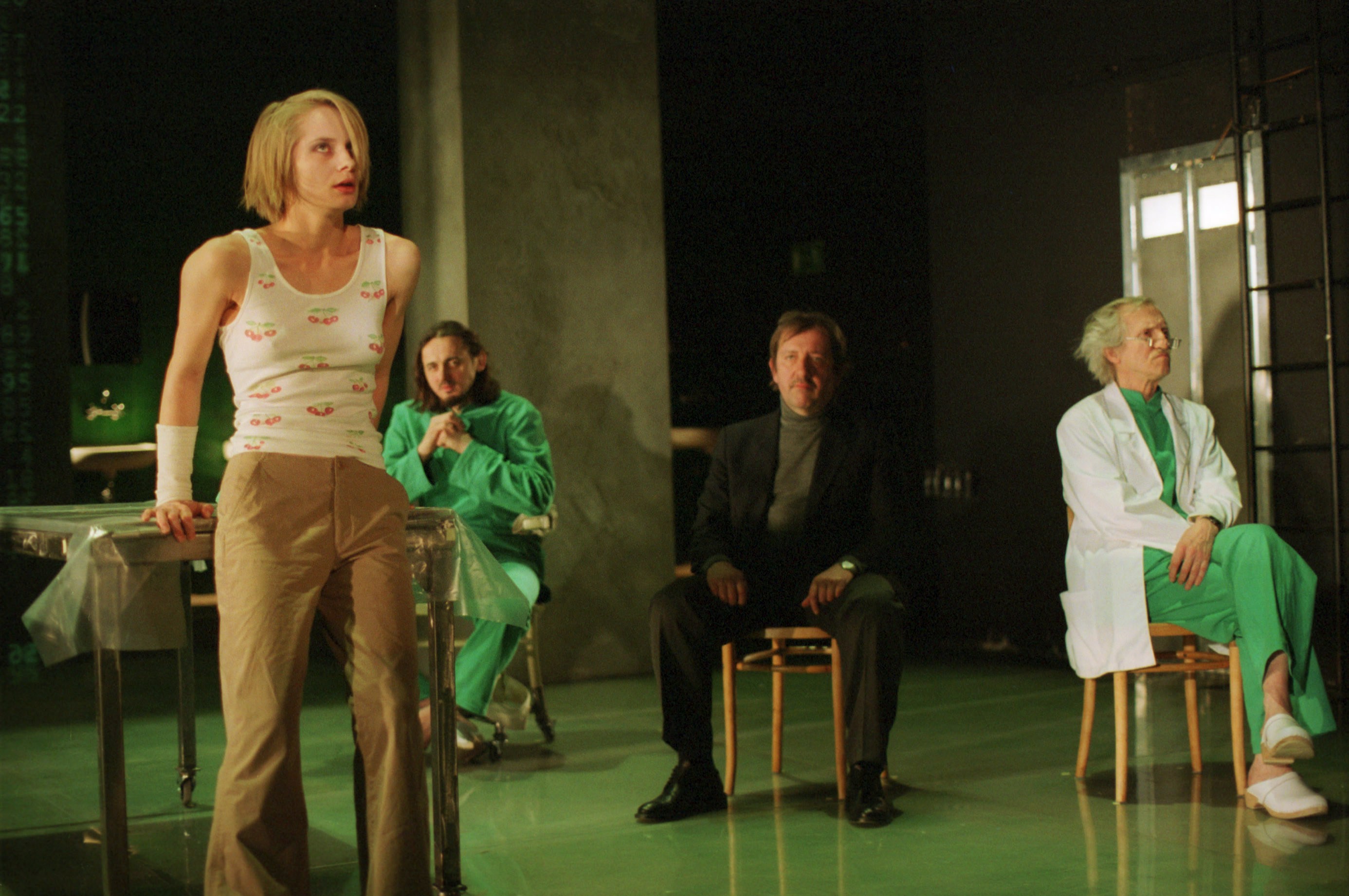 „4:48 Psychosis” Sarah Kane, reż. Grzegorz Jarzyna, Teatr Rozmaitości, Warszawa, luty 2002 r. Na zdjęciu od lewej: Magdalena Cielecka, Janusz Stolarski, Mariusz Benoit, Edward Warzecha.