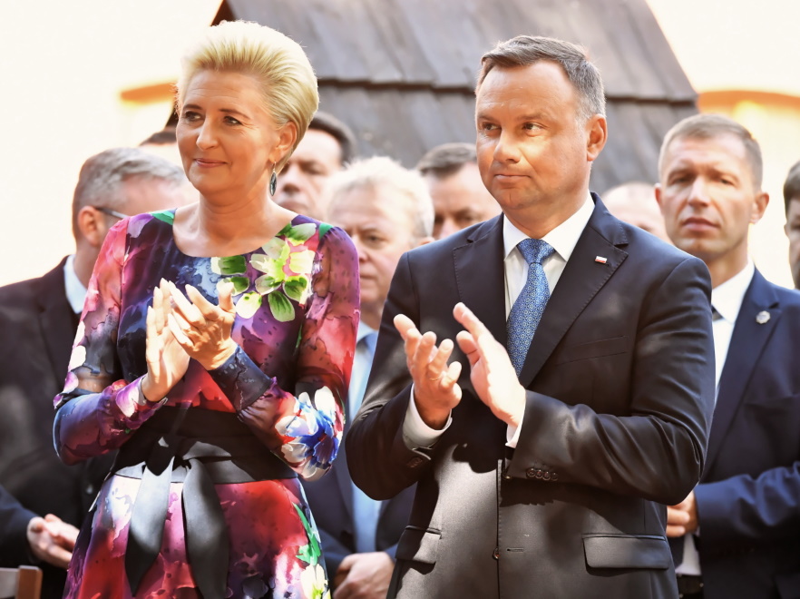 ... Krój sukienki, w której wystąpiła pierwsza dama, był podobny do tych, w których zwykle się pokazuje, ale...