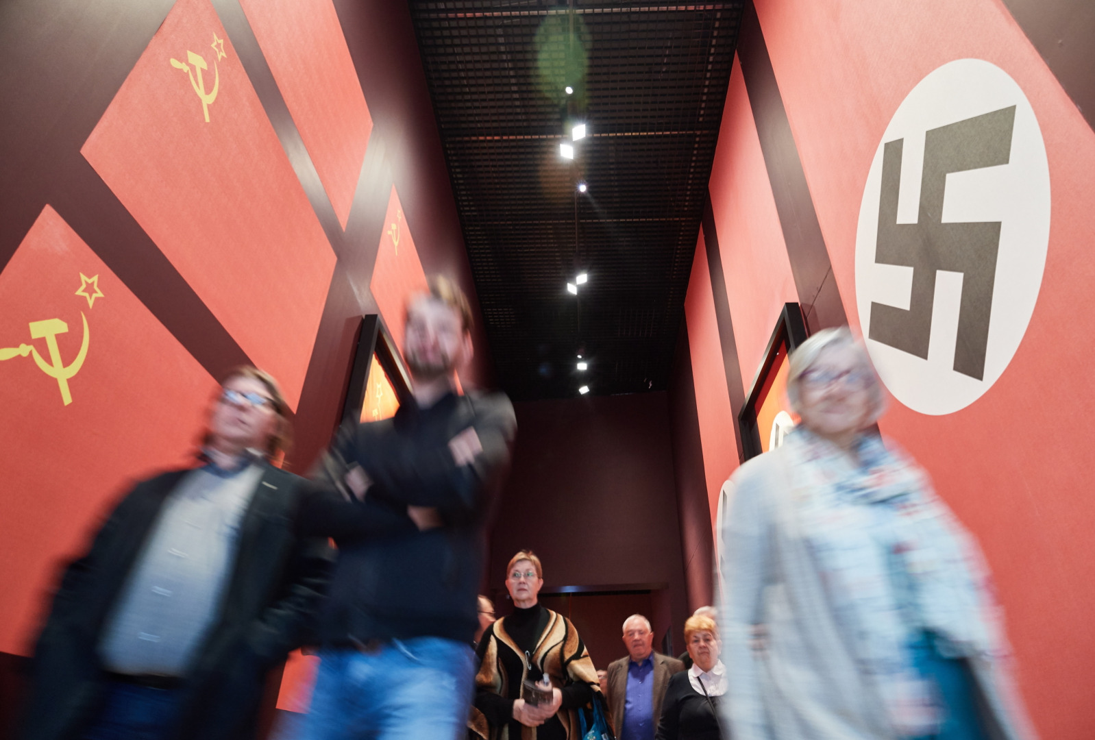 Trzecia część wystawy ukazuje z kolei skutki II wojny światowej, w tym nowy układ polityczny na mapie Europy i świata. Ten blok kończy film przypominający m.in. o konfliktach wojennych, które obecnie rozgrywają się na świecie. <BR><BR> Ze względu na drastyczność tematyki prezentowanej na wystawie głównej gospodarze muzeum zalecają zwiedzanie jej raczej osobom powyżej 12. roku życia (ostateczną decyzję w tej sprawie pozostawiają jednak rodzicom). Z myślą o dzieciach przygotowano w placówce specjalną, dedykowaną im ekspozycję pt.