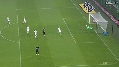 Legia - Cracovia (0:0): Piątek centymetry od szczęścia! Mocny strzał, piłka trafiła w poprzeczkę i odbiła się od linii bramkowej