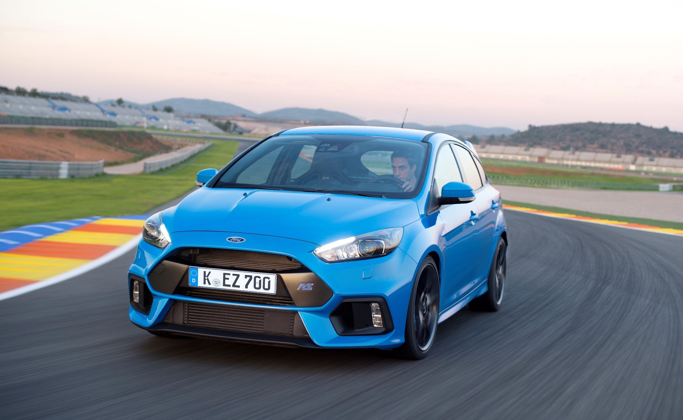 Sercem nowego focusa RS jest turbobenzynowy silnik 2.3 EcoBoost montowany m.in. w mustangu. Jednak konstrukcja zastosowana pod maską nowego focusa RS została zmodyfikowana - w efekcie produkuje 350 KM i zapewnia przyspieszenie od 0 do 100 km/h w czasie 4,7 sekundy. RS został po raz pierwszy wyposażony w funkcję Launch Control. Bezpośredni rywal, czyli volkswagen golf R jest o 50 KM słabszy (2.0 TSI/300 KM).
