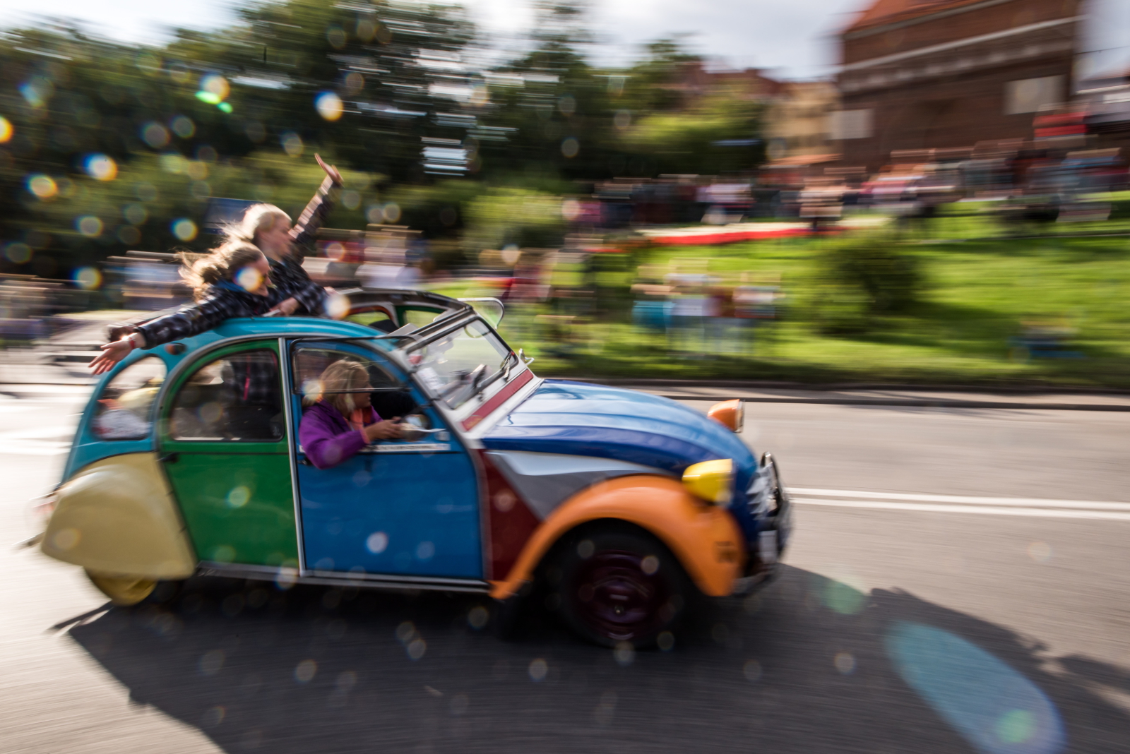- Mamy w Polsce ponad 50 tys. właścicieli zabytkowych aut - nie Citroënów 2CV, ale w ogóle starych samochodów. Rocznie ten rynek rośnie o 15-20 proc. i wszystko wskazuje na to, że będziemy podążać w kierunku, jaki wytyczyli Anglicy, Francuzi i Niemcy. Staje się to olbrzymim przemysłem, zatrudniającym wiele ludzi i dającym wiele miejsc pracy - mówi Piotr Majewski, rzecznik prasowy Automobil Klubu Toruńskiego.