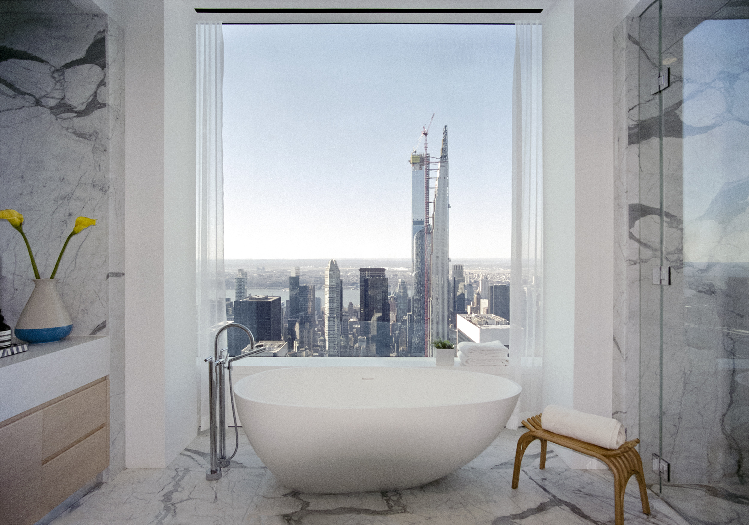 Apartament w budynku zaprojektowanym przez Rafaela Viñoly’ego przy 432 Park Avenue na Manhattanie.