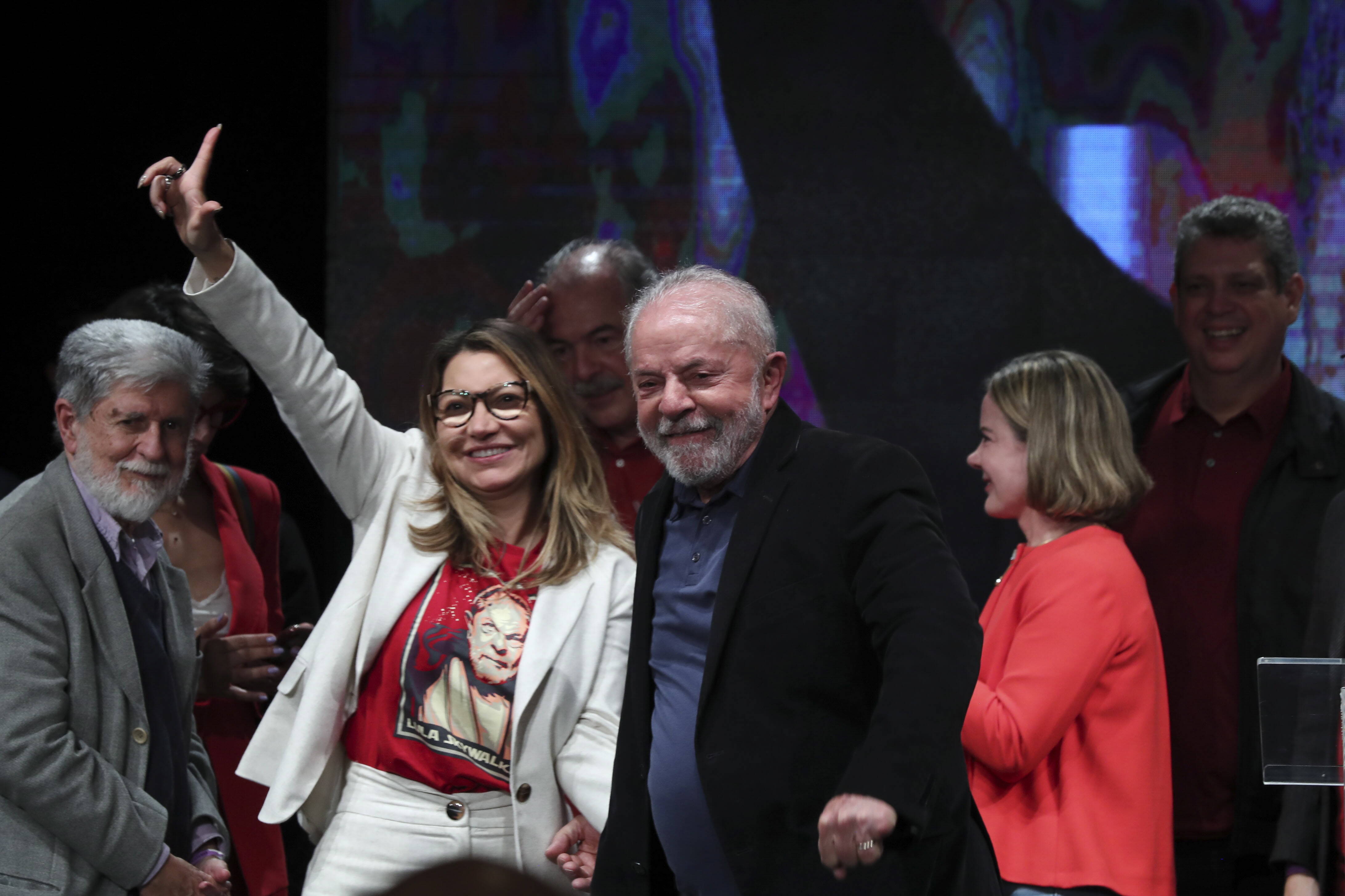 Wybory prezydenckie w Brazylii. W pierwszej turze zwyciężył Luiz Inacio Lula da Silva były lewicowy prezydent tego kraju.
