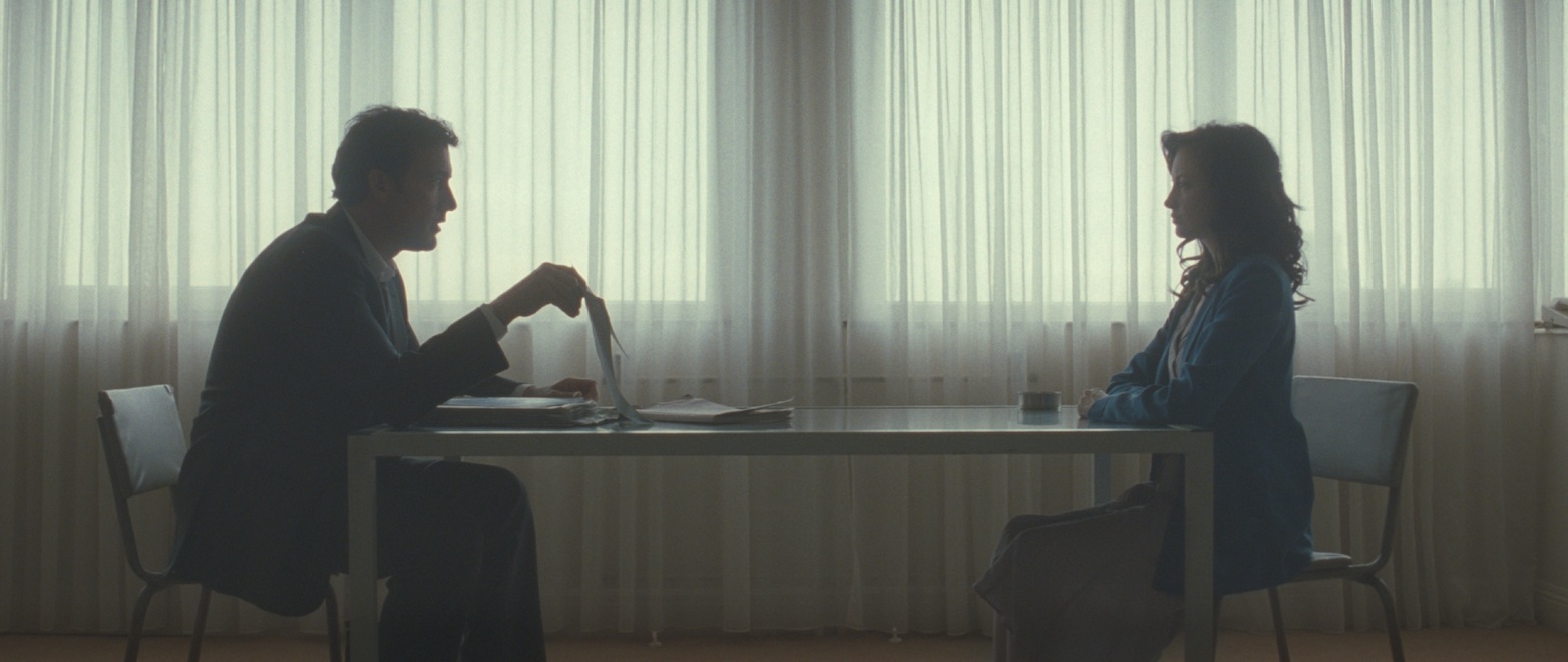 Andrea Riseborough i Clive Owen w filmie