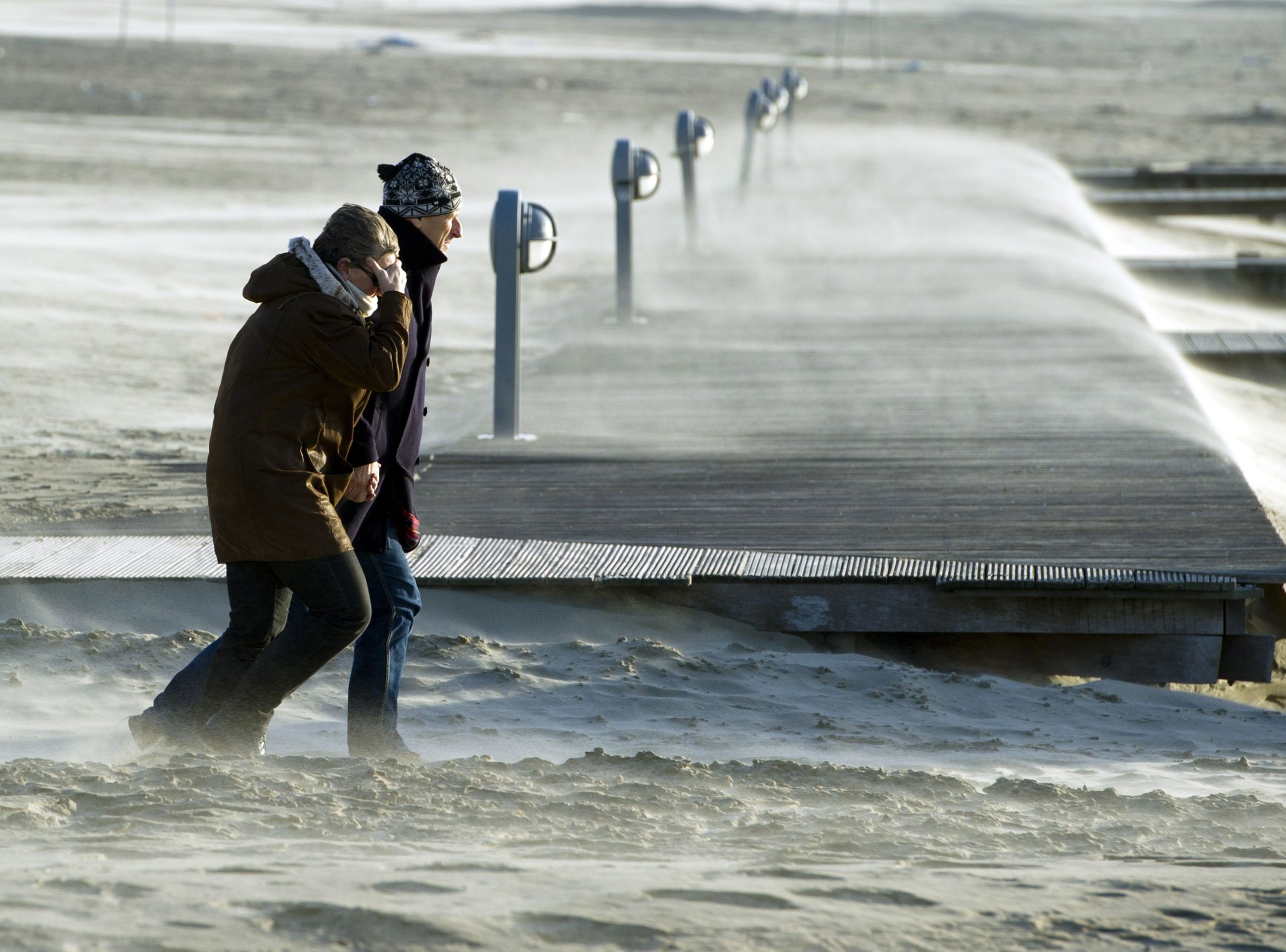 Sztorm na holenderskim wybrzeżu w Ijmuiden