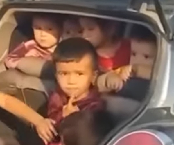 „Így szoktam hazavinni őket” – 25 kisgyermeket préselt be egy személyautóba az óvónő – videó