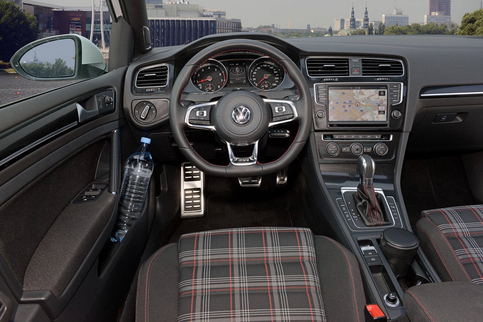 Jako opcja dostępna jest dla obu stopni mocy nowego Golfa GTI 6-biegowa przekładnia dwusprzęgłowa (DSG). Nowy Golf GTI, podobnie jak model podstawowy, opiera się na modułowej platformie podłogowej dla samochodów z silnikiem montowanym poprzecznie (MQB). Dlatego także w GTI udało się obniżyć masę w porównaniu z poprzednikiem - z 1393 kg do 1351 kg (GTI schudł o 42 kg).