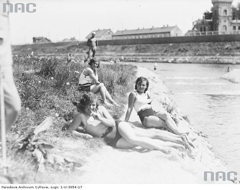 „Fotografia ze zbiorów Narodowego Archiwum Cyfrowego” + link do Materiału w serwisie www.audiovis.nac.gov.pl