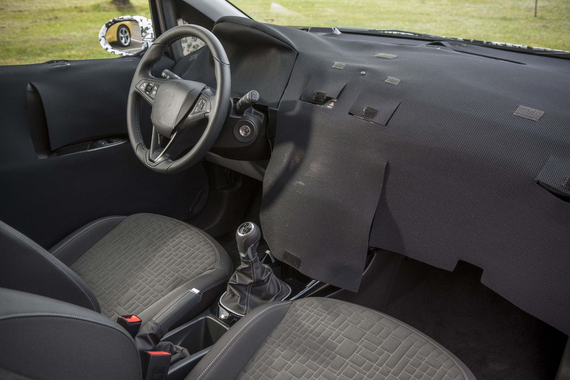Opel przyznaje, że jego inżynierowie w tajemnicy sprawdzali cztery prototypy testowe nowego modelu na drogach Palatynatu na południowy zachód od Frankfurtu nad Menem.