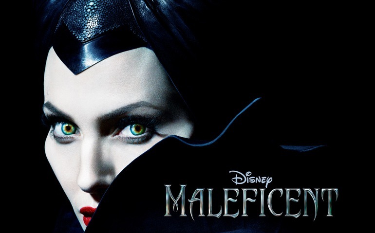 Angelina Jolie zagrała złą czarownicę i to właśnie z jej perspektywy poznamy historię rzucenia uroku na królewnę Aurorę (Elle Fanning)