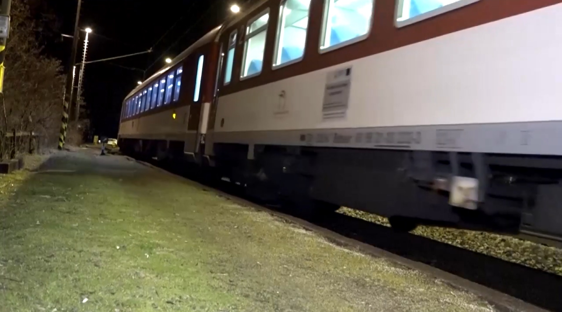 Tragédia Licsérden: 16 éves lányt gázolt halálra a vonat – videó