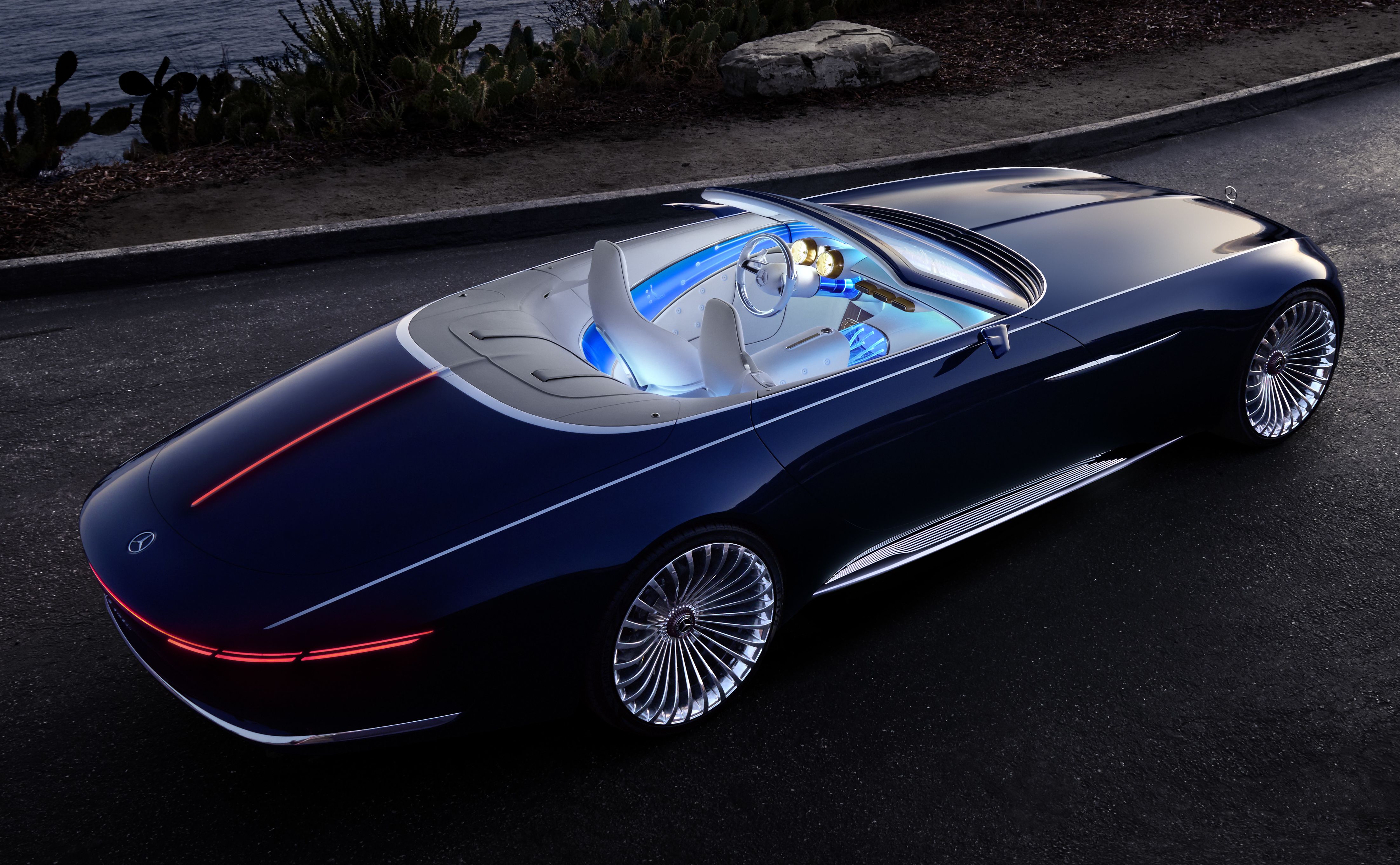 W ocenie konstruktorów Vision Mercedes-Maybach 6 Cabriolet ma przypominać luksusowy jacht - szczególnie tylna część budzi silne skojarzenia marynistyczne.