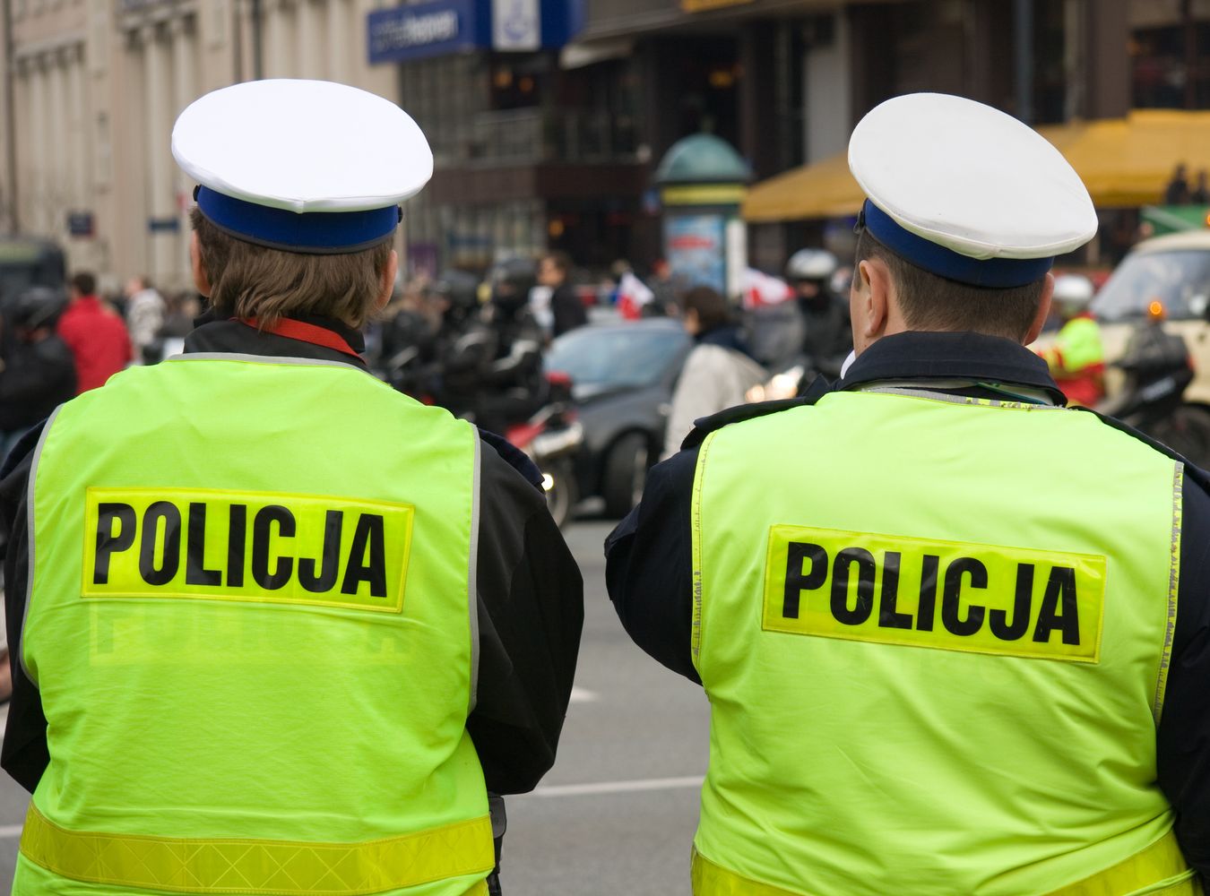 Ma także obowiązek poinformowania nas, o przysługującym nam prawie do odmowy przyjęcia mandatu. Wielu kierowców dla przysłowiowego świętego spokoju podpisuje mandat i zapomina o sprawie, ale wcale nie trzeba godzić się ze stratami w portfelu.