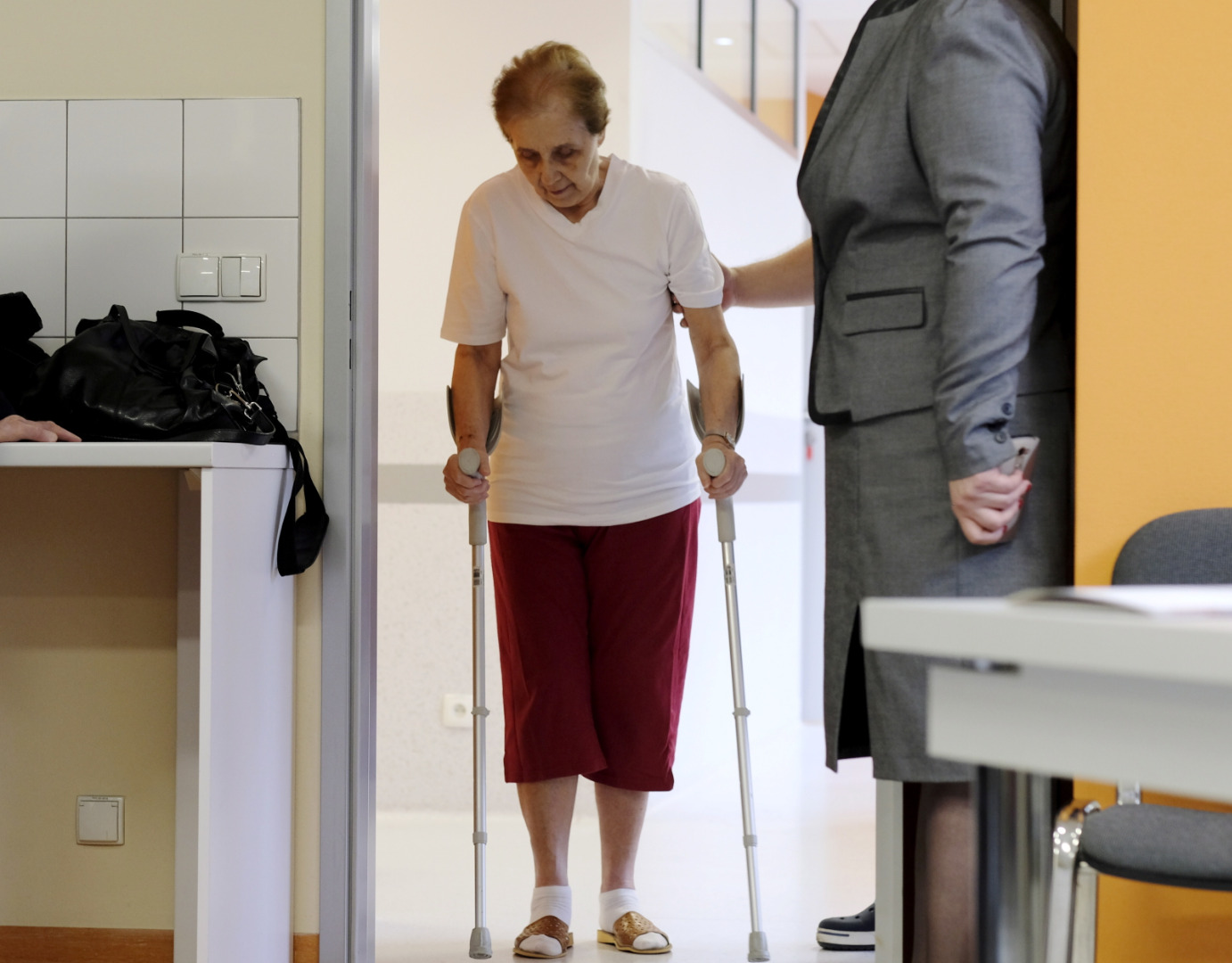 Chorą leczono etapowo: najpierw usunięto implant i zaaplikowano do stawu antybiotyk w postaci wchłaniających się granulek. Obrazy tomografii komputerowej wysłano do ośrodka Materialise w Belgii, który specjalizuje się w projektowaniu i tworzeniu implantów kości i stawów. Wówczas tam opracowano komputerowy projekt, który został przesłany do Zabrza do konsultacji. <br><br> Następnie Belgowie wydrukowali w technologii 3D implant sztucznego stawu biodra z polipropylenu, a potem gotową indywidualną endoprotezę stawu biodrowego wykonaną całkowicie z tytanu, również w technologii 3D. Podczas ostatecznej operacji implantacji, dzięki dopasowaniu przestrzennemu, nowa proteza idealnie wkomponowała się w istniejące ubytki kości miednicy.