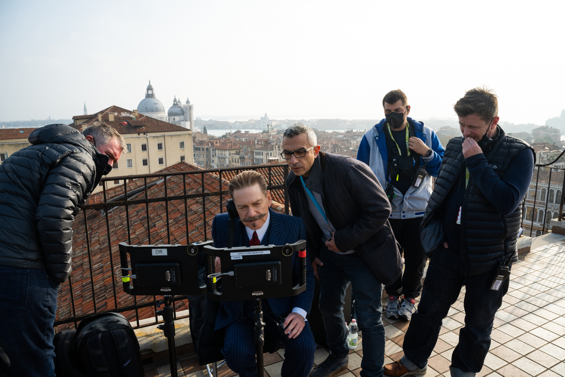 Reżyser Kenneth Branagh i operator Haris Zambarloukos na planie filmu „Duchy w Wenecji”