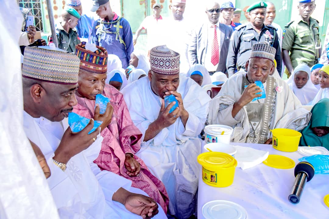 Governor Ganduje launches the State Government's school feeding program aimed at complementing the FG's school feeding program which targets primary schools from classes 1 to 3, whereas the state govt will feed classes 4 to 6, which is part of the Free Education in kano. [Twitter/@dawisu]