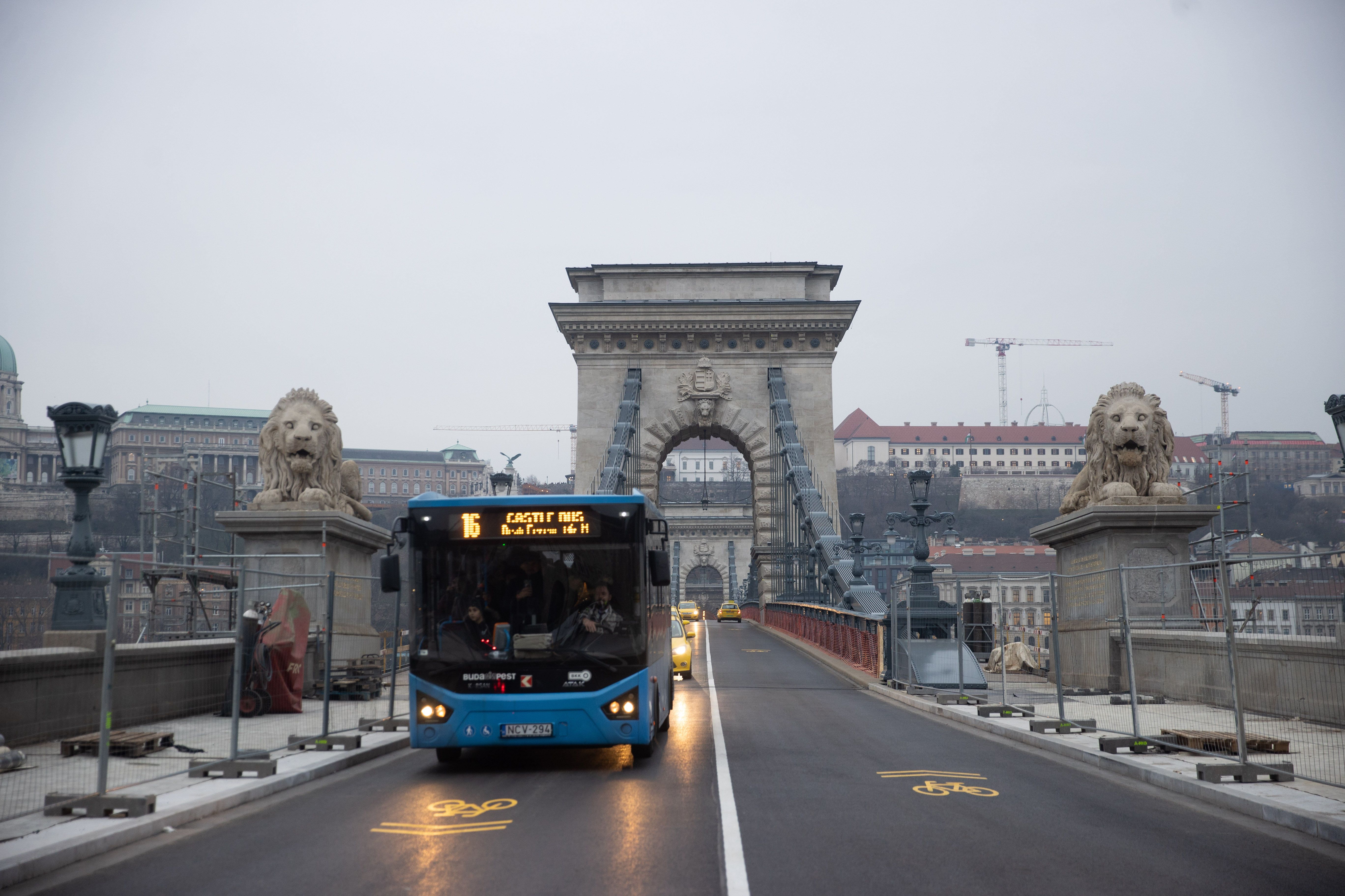 Mélybe ugrani egy nő a Lánchídról - így végződött az eset