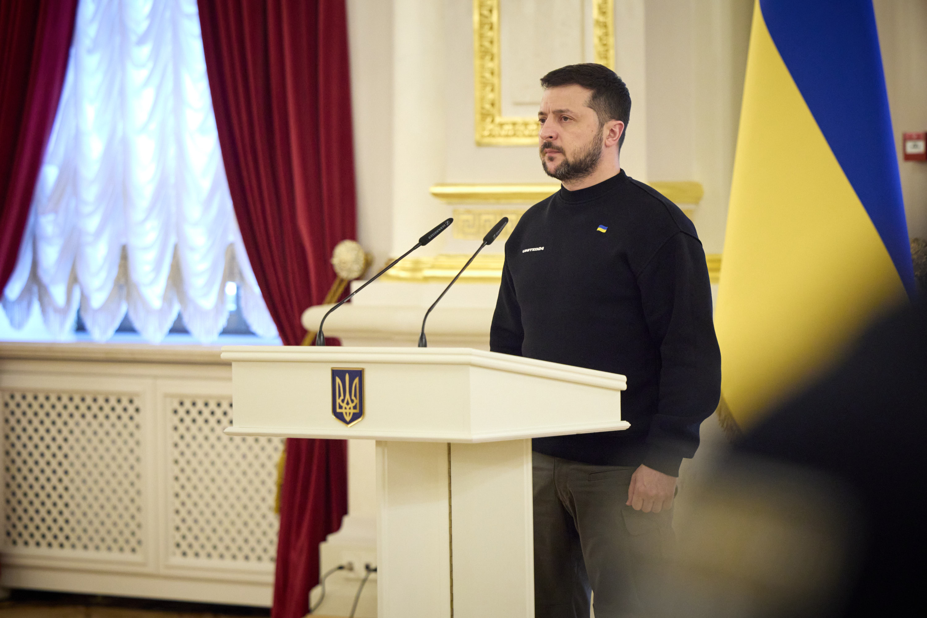 A fronton harcoló katonákat látogatta meg Zelenszkij