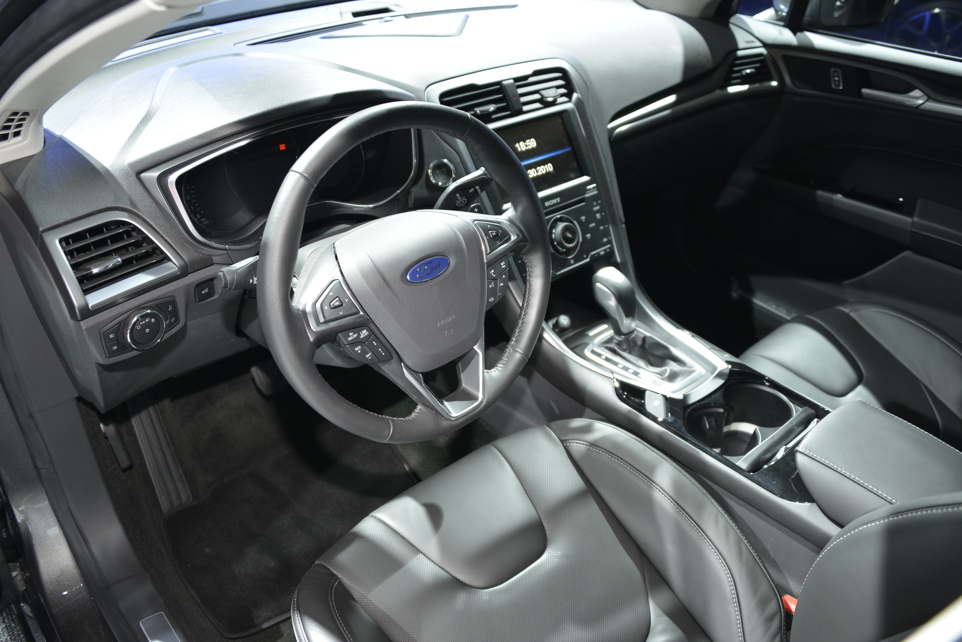 Otóż inżynierowie Forda ogłosili, że jednym z serc napędzających nowe mondeo będzie - uwaga - trzycylindrowy, turbodoładowany 1,0-litrowy silnik benzynowy EcoBoost o mocy 125 KM (właśnie ta konstrukcja zdobyła trzy raz z rzędu tytuł