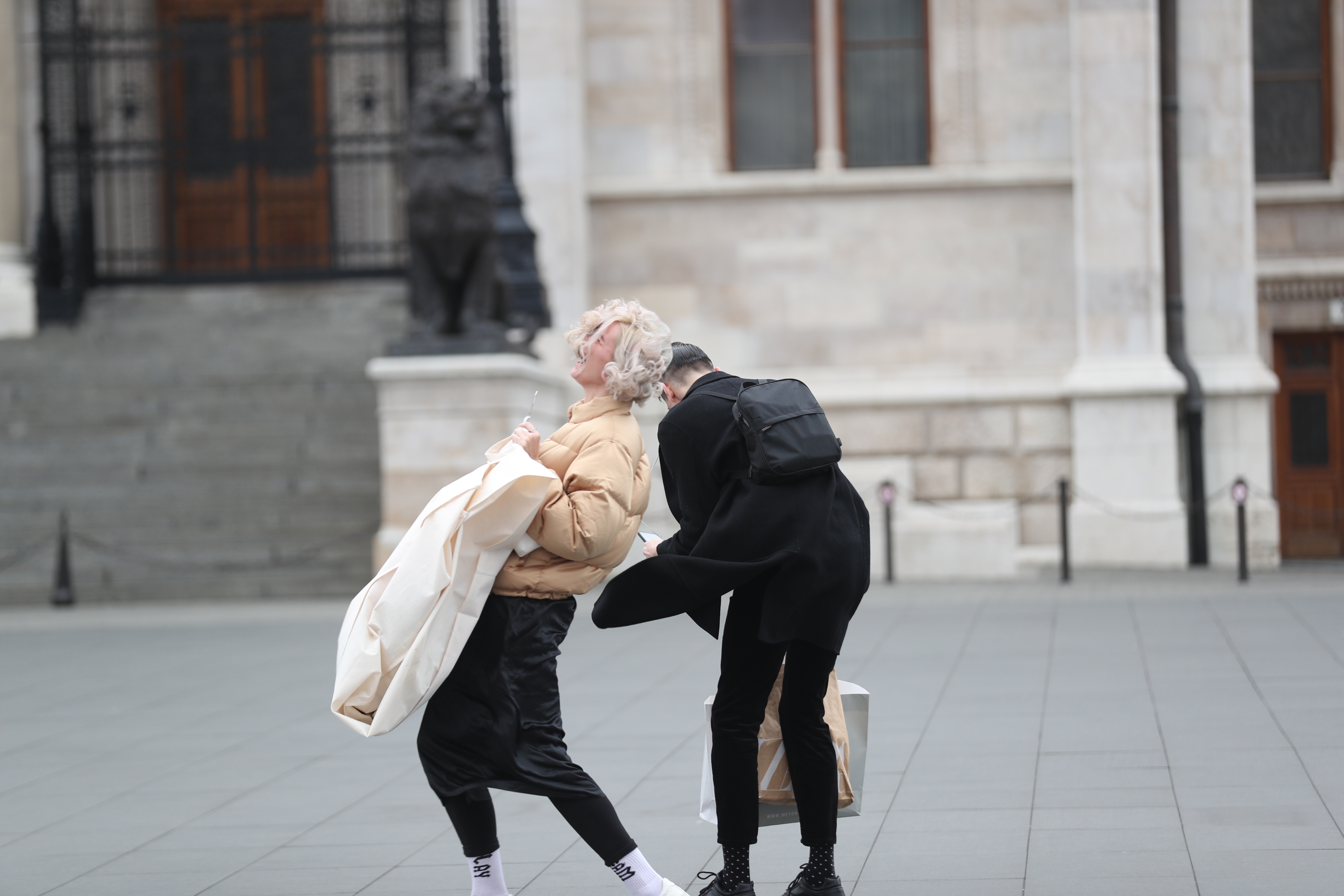 Több helyen is leszakadhat ma az ég, hét vármegyére figyelmeztetést adtak ki a viharos szél miatt