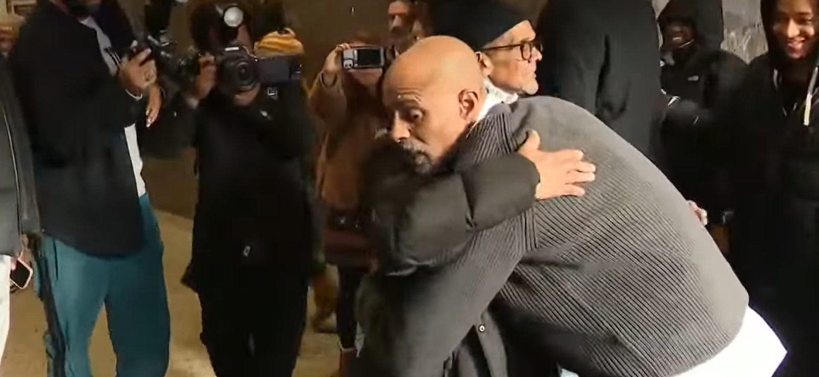 Kiengedték a börtönből a férfit, aki 25 évig ült ártatlanul – videó