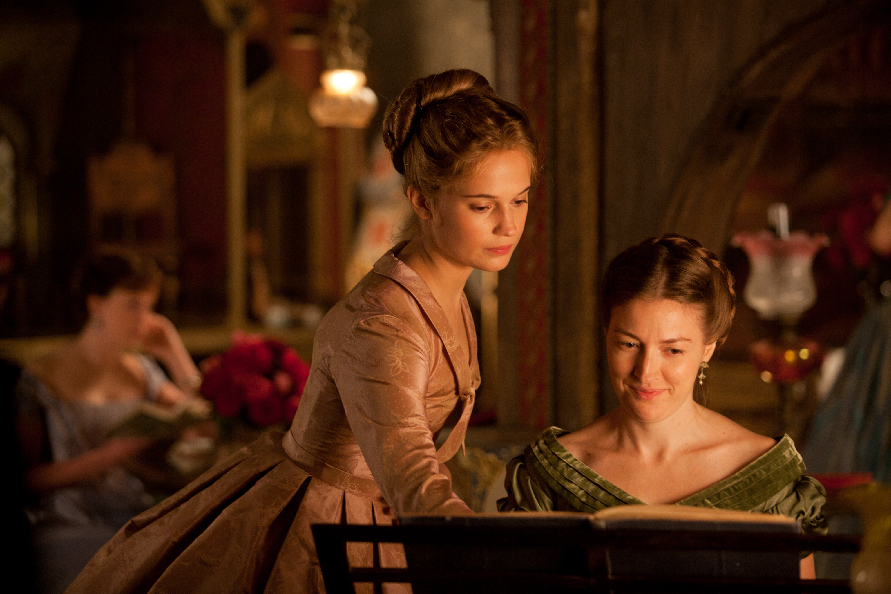 Alicia Vikander i Kelly Macdonald w filmie