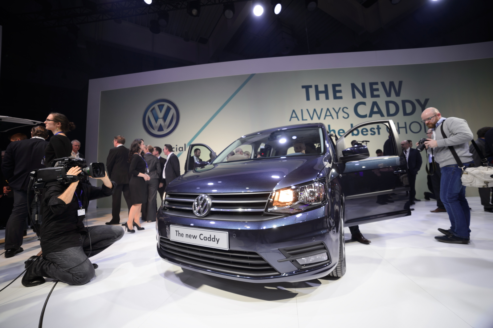 Przypominamy, że wielkopolski zakład produkuje poprzednią generację caddy od jesieni 2003 roku - w Poznaniu, w ciągu 11 lat powstało już ponad 1,5 mln sztuk tego auta. Tylko w 2014 wyprodukowano tam 170 tys. sztuk. Taśmy z nowym modelem ruszą już w maju 2015 roku.<br></br><b>Nowy volkswagen caddy</b> to ostrzejsze kształty karoserii. Samochód zachował formę poprzednika, jednak widać w jego stylu nawiązania do golfa VII czy nowego passata. Na świat patrzy przez modne i duże reflektory.