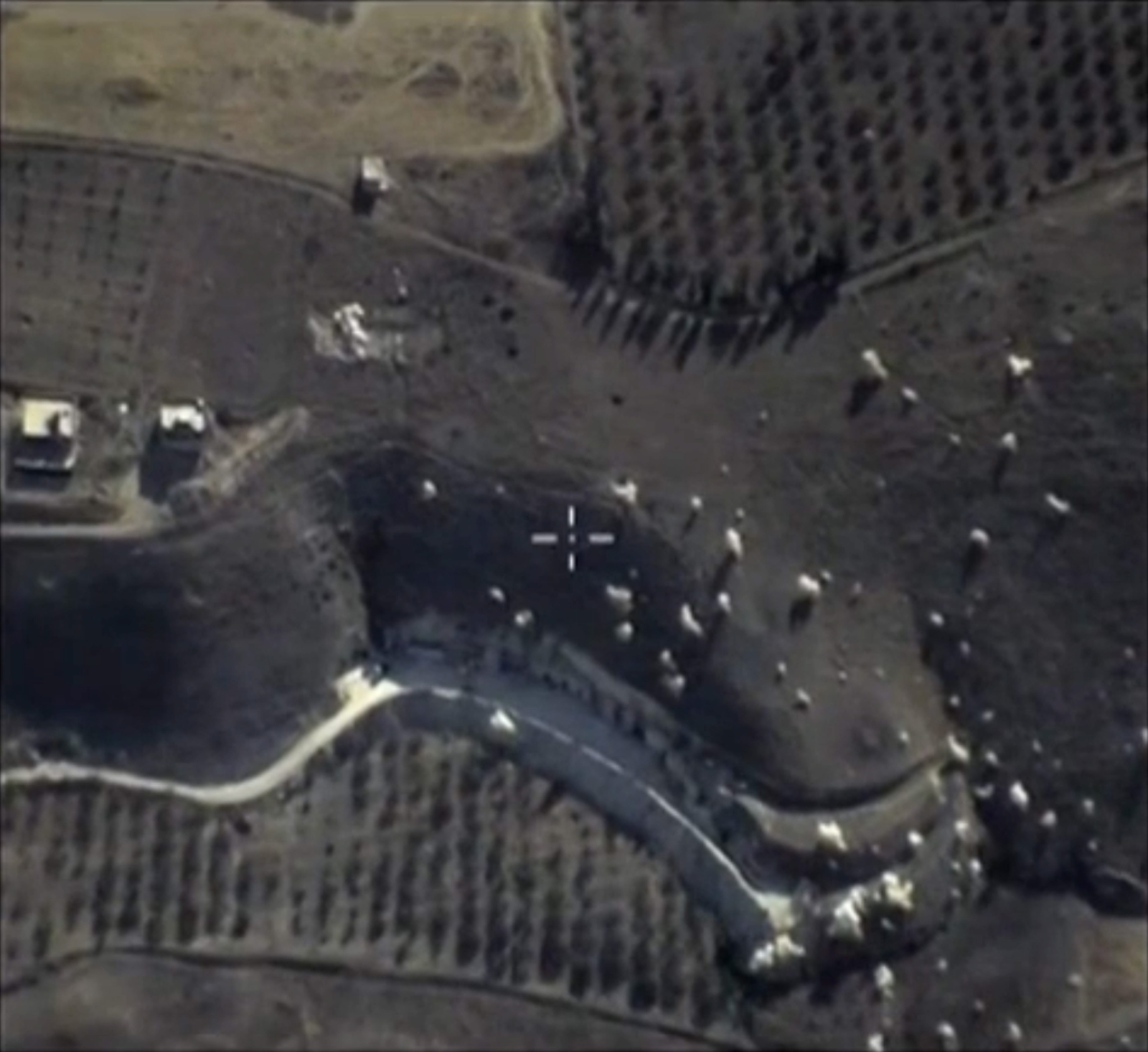 Kadr z filmu nagranego z pokładu rosyjskiego myśliwca, pokazujący bombardowania w Syrii