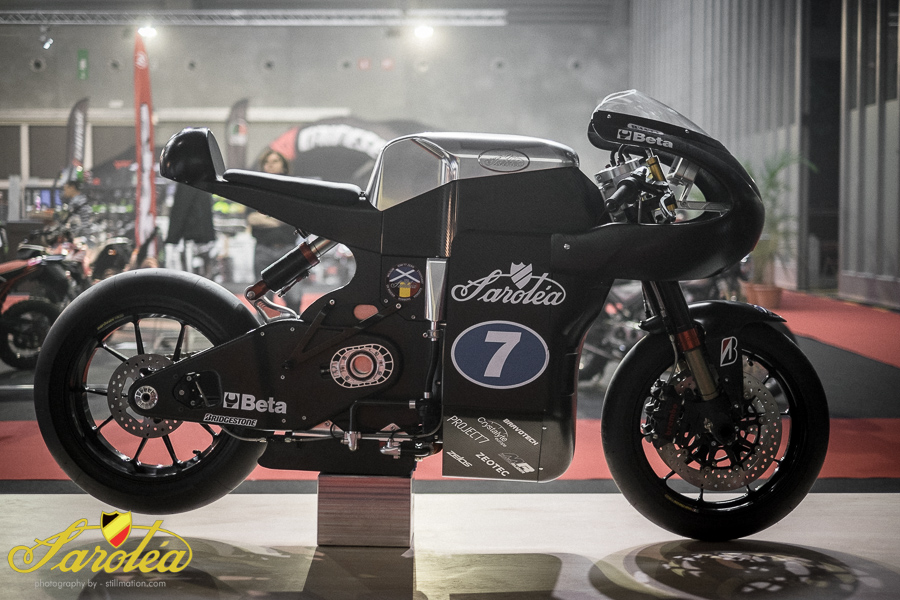 Elektryczny motocykl SP7 przyspiesza od 0 do 100 km/h w 2,8 sekundy, a na pełnych obrotach rozpędza się do 250 km/h. Maszyna zostanie wyposażona w wyścigowe opony Bridgestone Battlax V02 Slick zbudowane w technologii pasa GP Belt.