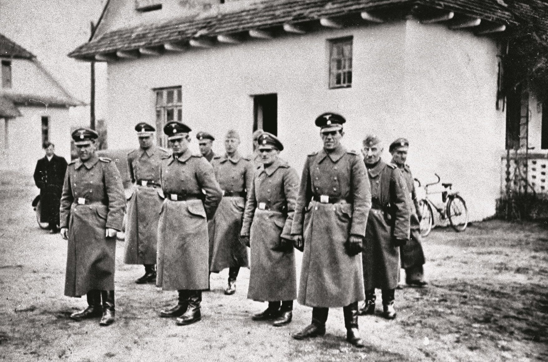 Członkowie Waffen-SS w okolicach ul. Lwowskiej (poza terenem obozu zagłady) w Bełżcu, 1941 r.