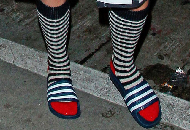 Borzasztó trend, de te is viselni fogod - uszodai papucs az utcán - Glamour