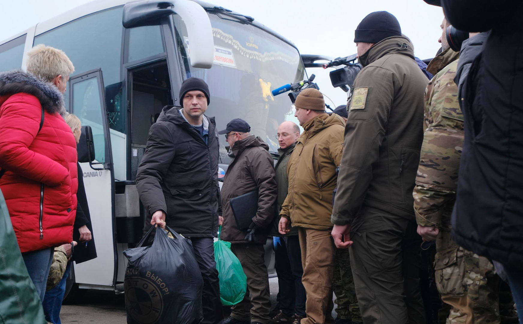 Do wymiany dochodzi w rejonie przejścia granicznego na linii frontu. Według wcześniejszych informacji Ukraina przekaże 87 jeńców z separatystycznych: Donieckiej Republiki Ludowej (DRL) i Ługańskiej Republiki Ludowej, natomiast w przeciwną stronę przekazanych zostanie 55 osób.