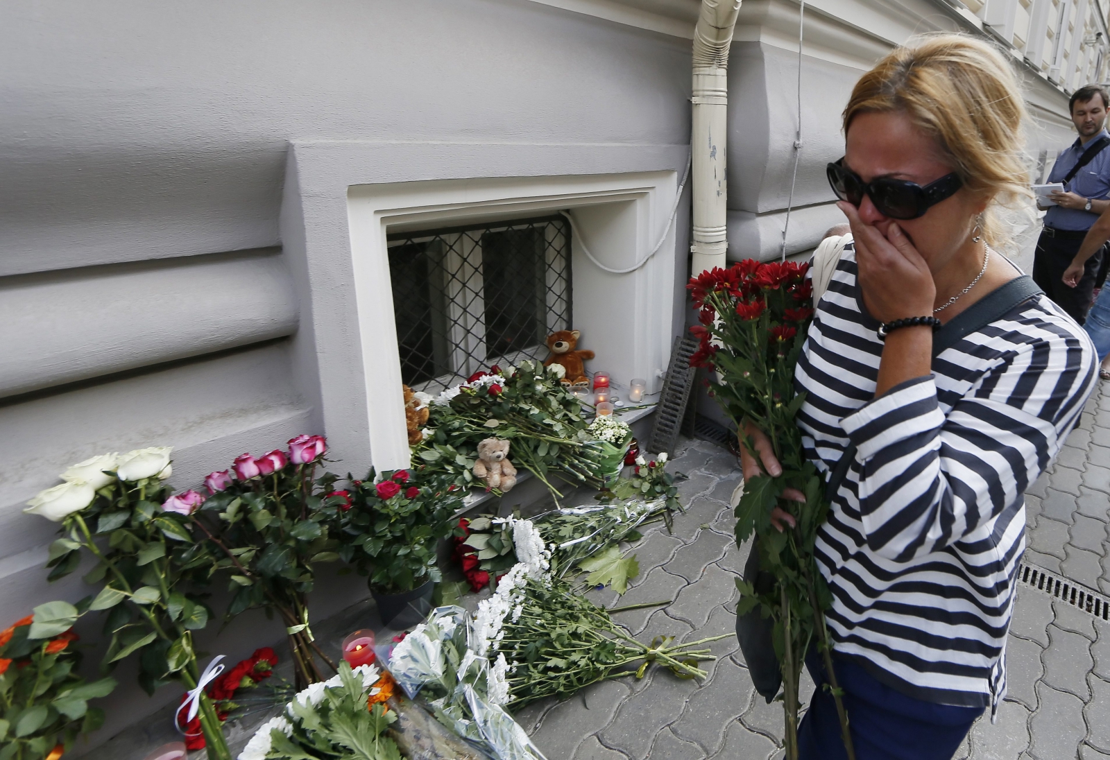 Płacz i łzy przed ambasadą Holandii w stolicy Rosji