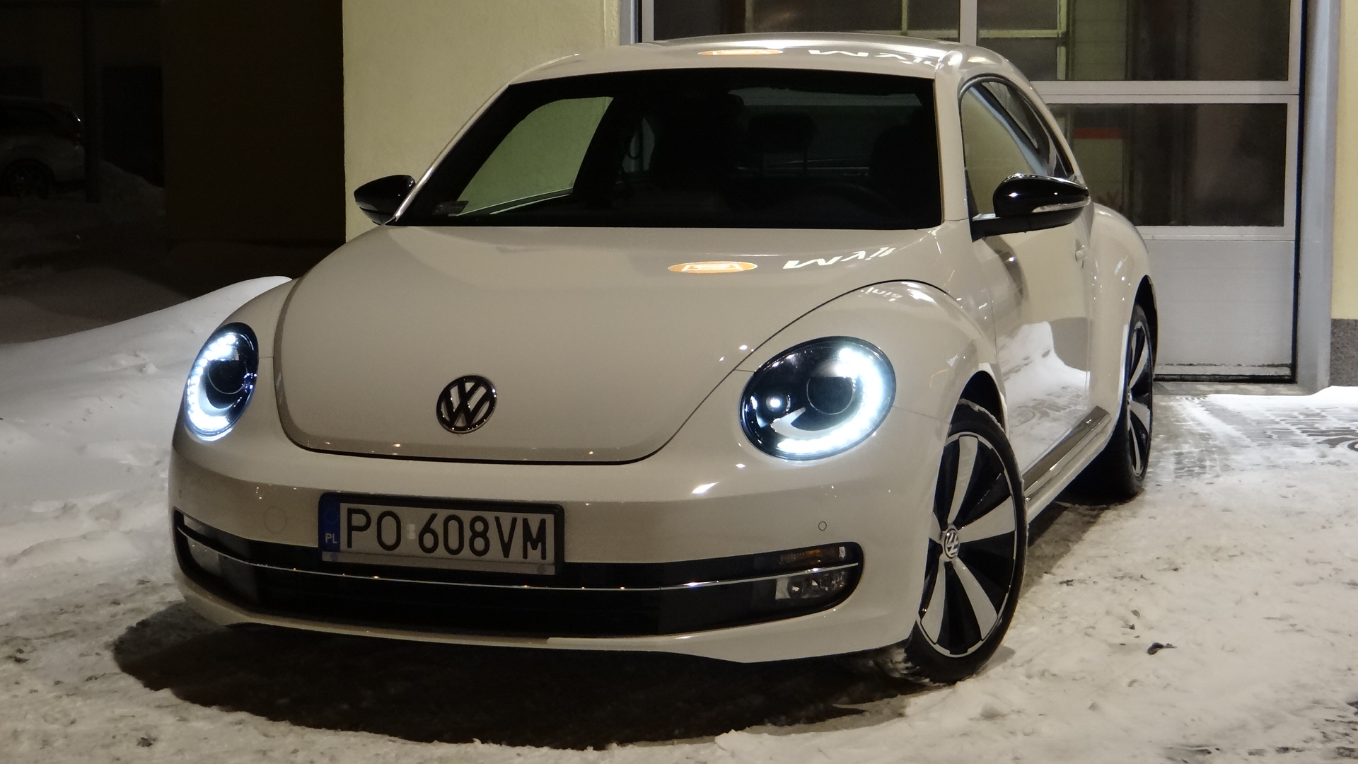 Cięcia budżetów wywołały lawinę konsekwencji. Jedną z nich jest możliwość zestawienia świetnie brzmiącego audio Fender z klekoczącym turbodieslem 2,0 TDI. Nie rozważamy, czy tego rodzaju silnik pasuje do auta stylizowanego na retro, bo jeśli ktoś chce, to niech uczestniczy w deptaniu spuścizny ojca garbusa (Ferdynanda Porsche) zamawiając do niego silnik Diesla...