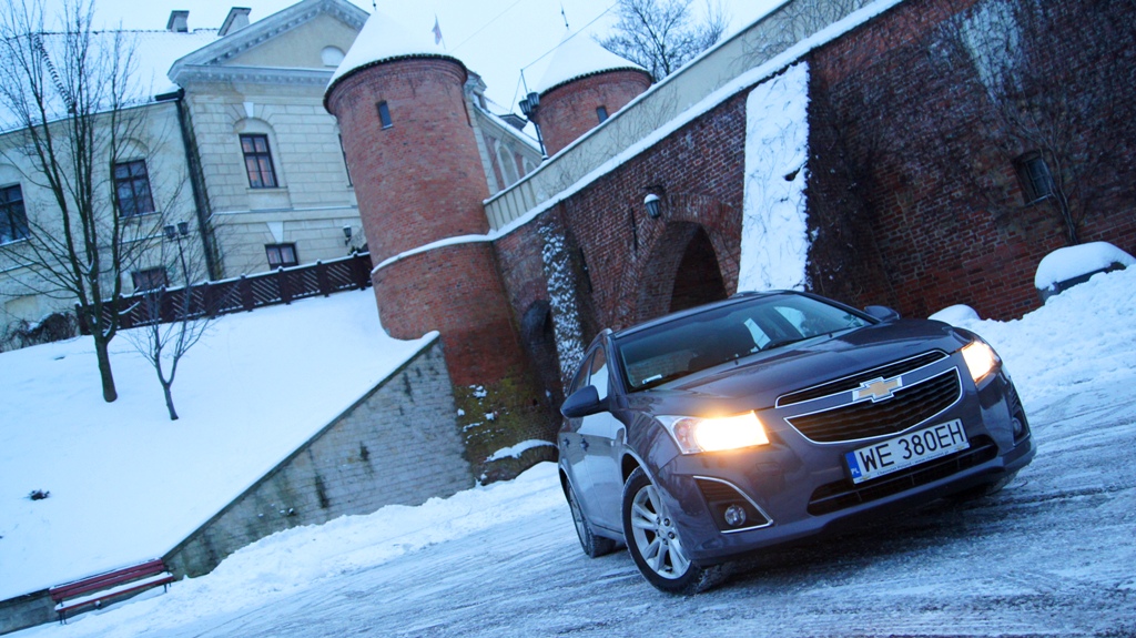 Zawieszenie chevroleta cruze to kompromis pomiędzy stabilnym prowadzeniem a komfortem jazdy. Cruze kombi ma tendencję do lekkich przechyłów nadwozia w zakrętach, ale nie wpływa ona negatywnie na stabilność pojazdu. Krótkie, poprzeczne nierówności są prawie nieodczuwalne przez pasażerów. Wjazd w większą dziurę jest jednak słyszalny w kabinie, głównie z okolic tylnego zawieszenia...