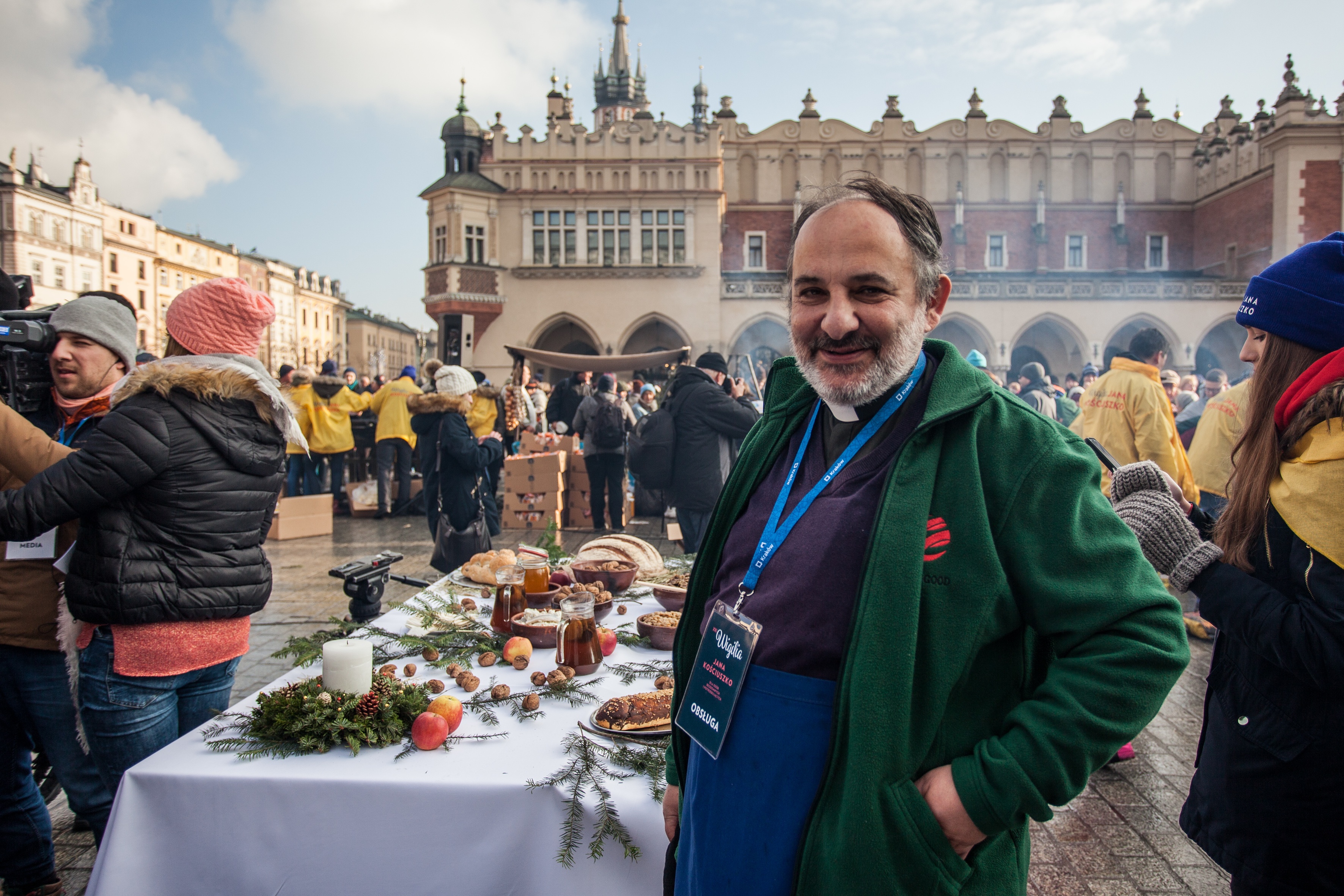 Ks. Isakowicz-Zaleski podczas wigilii dla potrzebujących na krakowskim Rynku, grudzień 2017 r. 