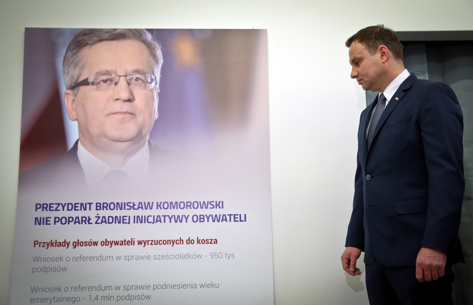 … niszczarki. To zresztą jeden z głównych rekwizytów, którego symbol znalazł się także w logo nowo otwartego muzeum. Sama maszyna ma symbolizować odrzucone przez Sejm głosami PO obywatelskie ustawy i wnioski o referenda, czyli