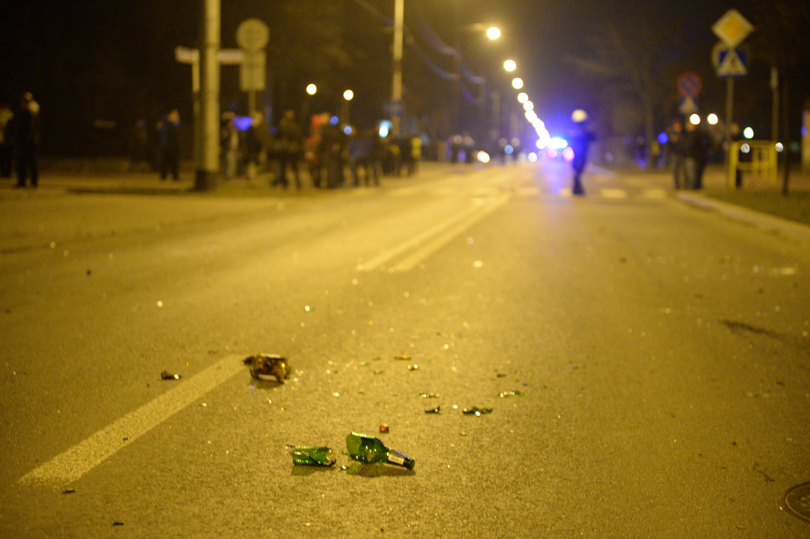 Rozbite butelki przed Komendą Powiatową Policji w Legionowie