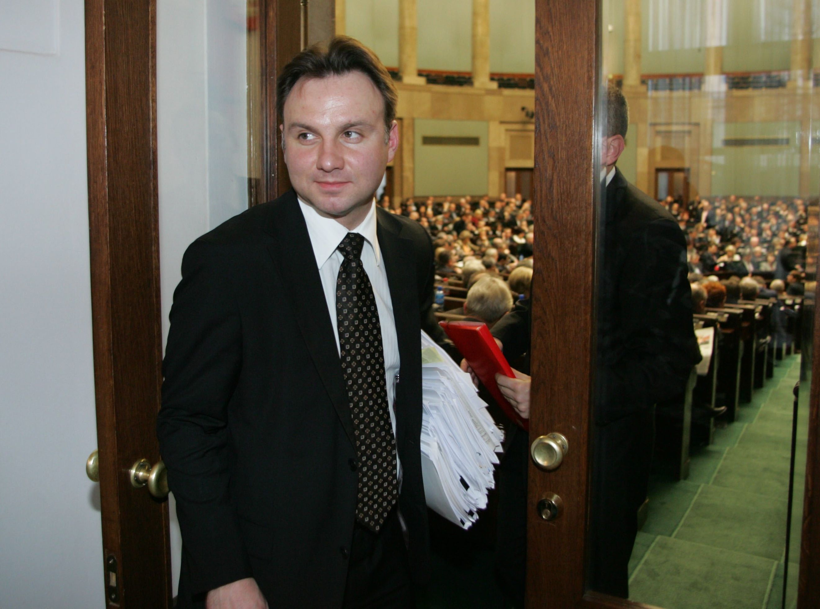 Andrzej Duda będzie też gorliwie chodził do Kościoła. Zostanie ministrantem, a później także - lektorem. Wychowuje się w domu, w którym obowiązuje kilka podstawowych zasad. Tak Andrzejowi Dudzie, jak i jego dwóm siostrom Ani i Dominice, rodzice wpajają maksymę: