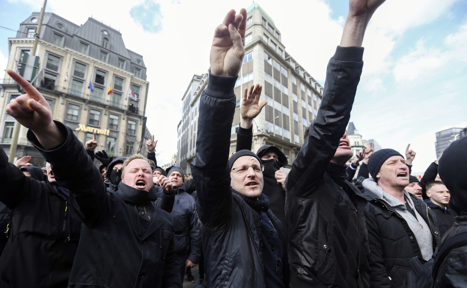 BBC podaje, że policja interweniowała, gdyż niektórzy demonstranci zaczepiali muzułmanki w tłumie i wykonywali hitlerowskie pozdrowienia. Agencja AFP pisze, że ubrani na czarno nacjonaliści wykrzykiwali: <B><I>