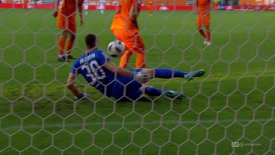 Zagłębie L. - Jagiellonia (0:2): Olbrzymi pech lubinian! Piłka po strzale Klimali odbija się od Hładuna oraz Balicia i wpada do bramki