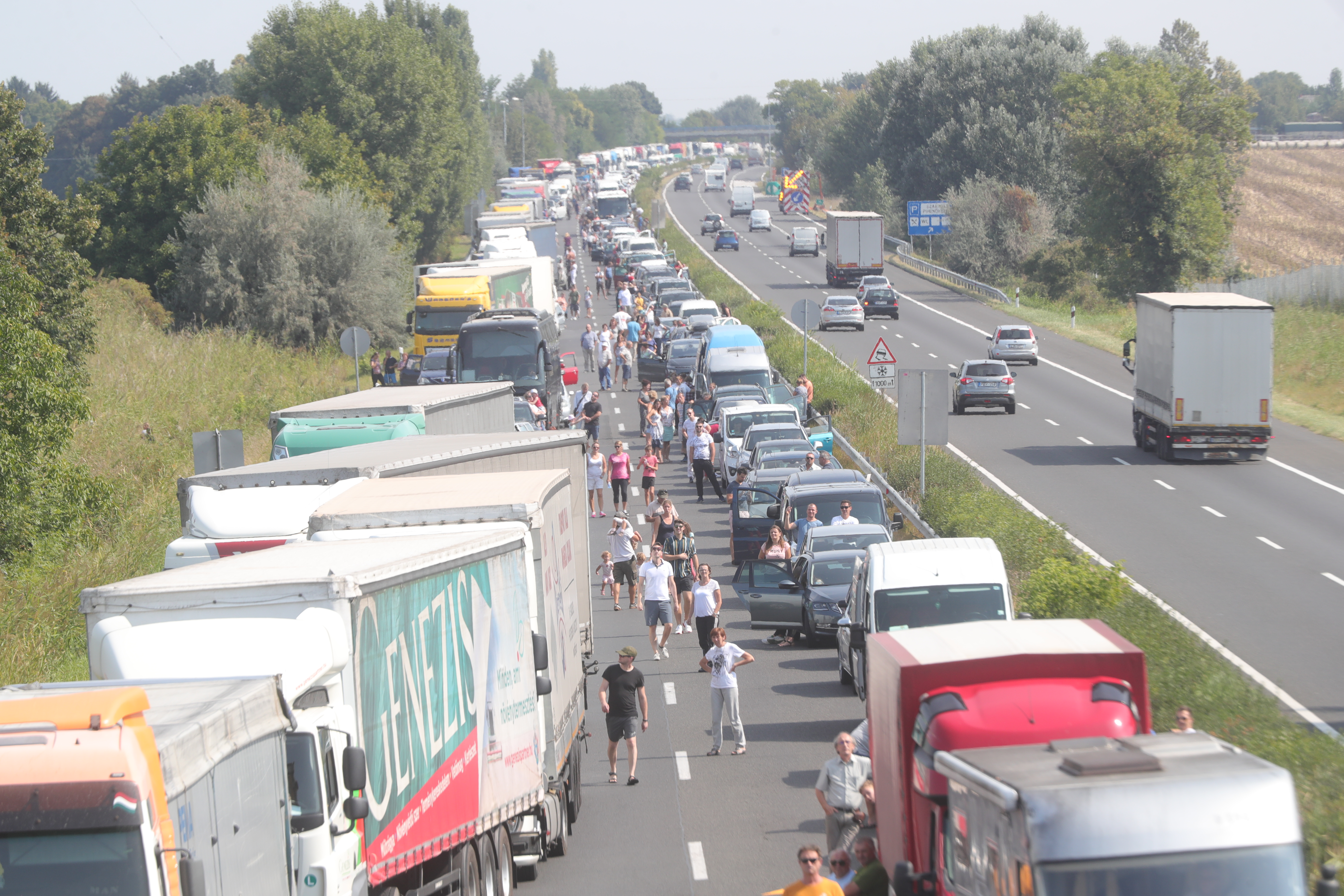 Ha a Balaton felé tartana, rossz hírünk van: 8 kilométeres a torlódás az M7-esen