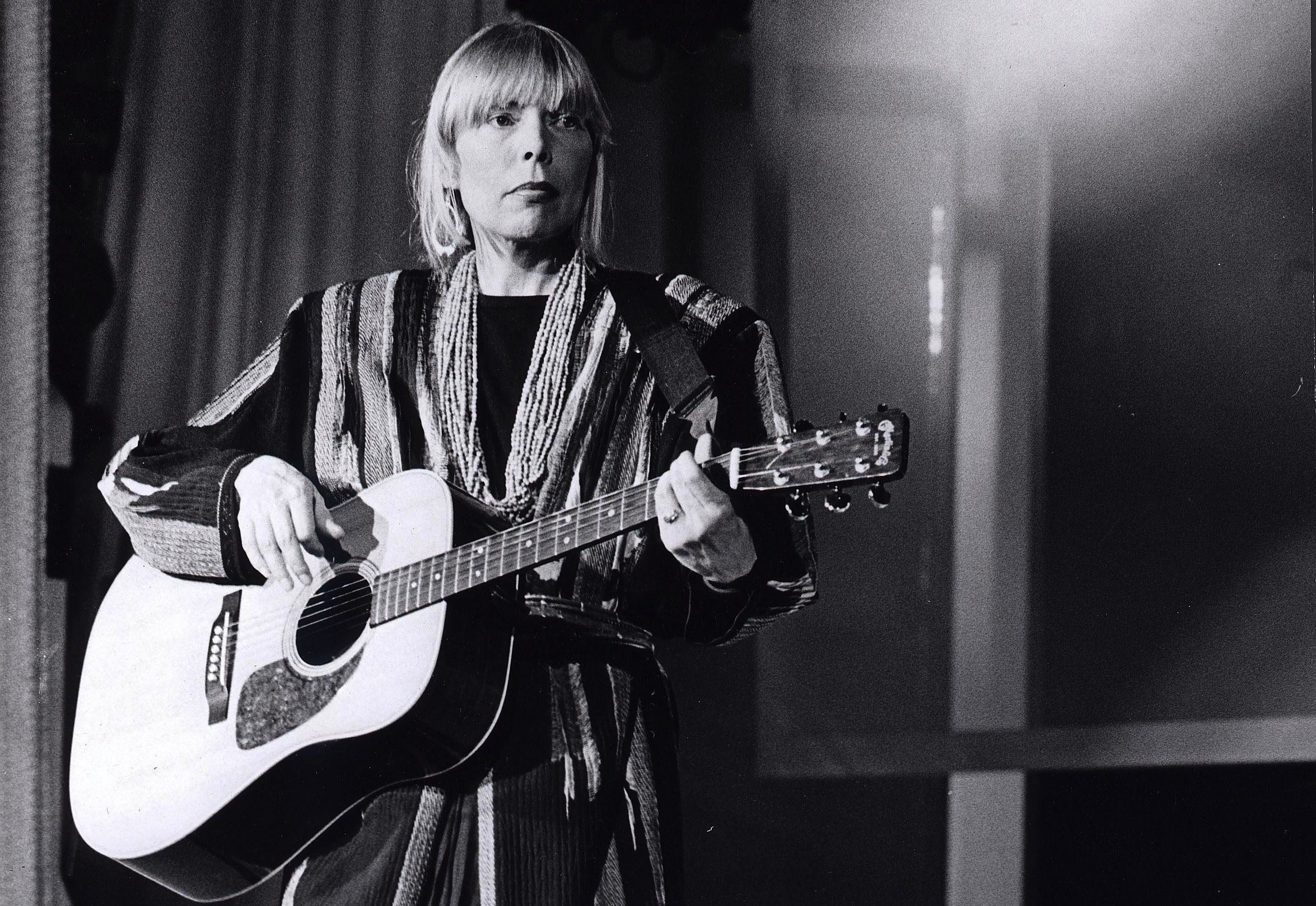 Roberta Joan Anderson ostatni album wydała w 2007 roku i zaprzestała koncertowania, robiąc mały wyjątek dla przyjaciela Neila Younga. W ostatnich dniach pojawiły się niepokojące wieści na tema stanu zdrowia legendarnej wokalistki – Joni trafiła do szpitala w Los Angeles i przebywa na oddziale intensywnej opieki medycznej